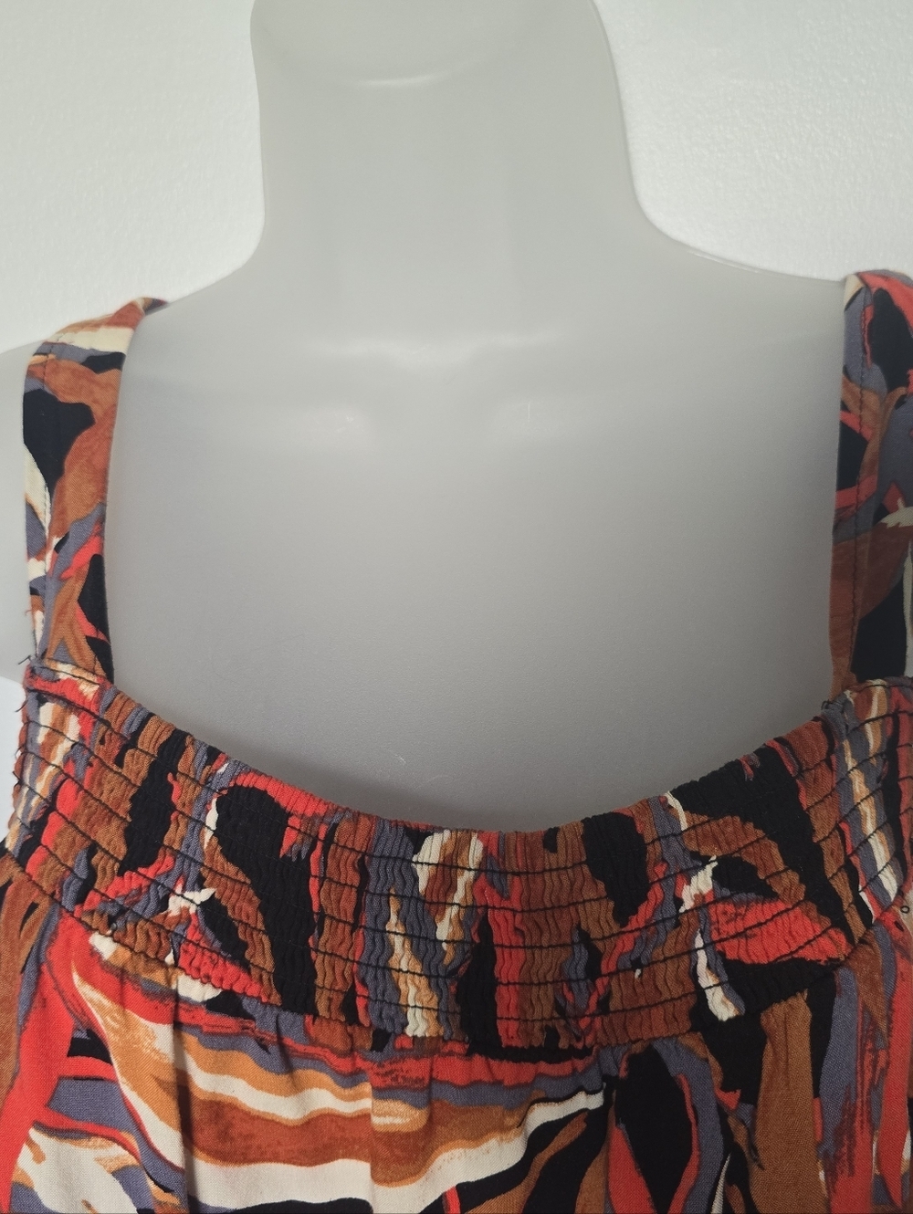Evereve smocked tank top tropical abstract rust, red, black, cream Womans Medium - Picture 4 of 8